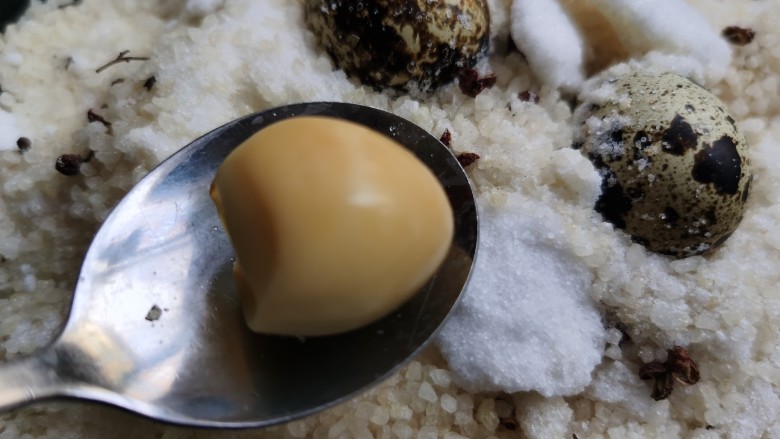 盐焗鹌鹑蛋,剥开后表面成微黄,还是不太咸,只微微有点咸度,但鹌鹑蛋吃着更有韧度。加上剥蛋时手上带的盐分,味道刚刚好,小朋友吃的不亦乐乎。