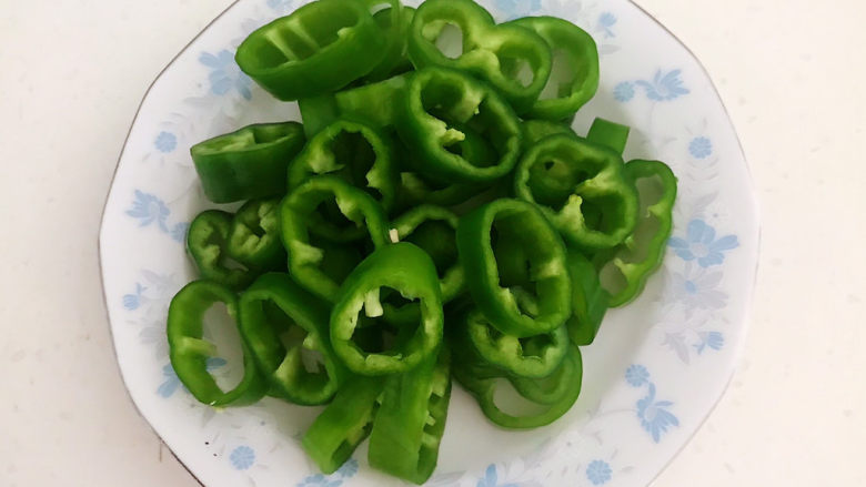 辣炒鸡胗,把辣妹子切成小段,把辣椒去除