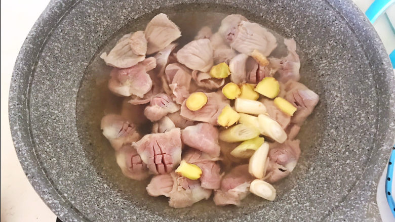 辣炒鸡胗,加入葱段和姜片,大火烧开后煮10分钟