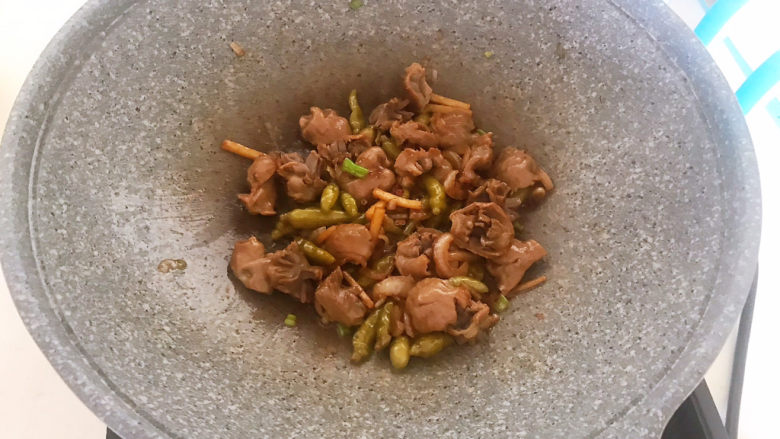泡椒鸡胗,翻炒均匀即可,泡椒炒鸡胗做好了~