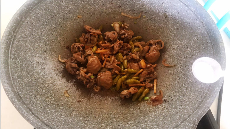 泡椒鸡胗,翻炒均匀,加入精盐