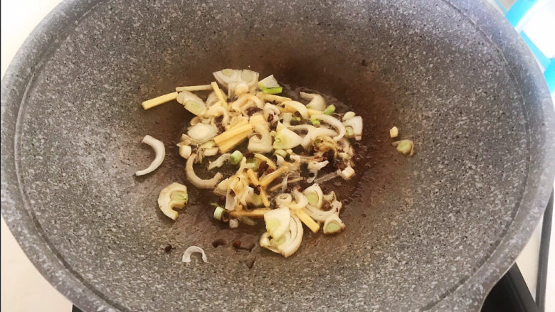泡椒鸡胗,加入葱姜丝,炒出香味