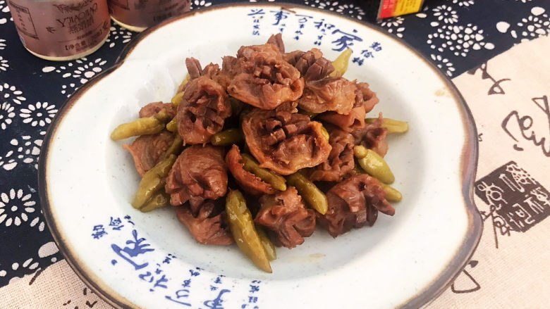 泡椒鸡胗,泡椒鸡胗口感独特,香辣适宜~