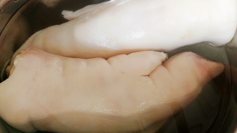 五香卤猪蹄,<a style='color:red;display:inline-block;' href='/shicai/ 413'>猪蹄</a>冷水泡30分钟,洗干净。