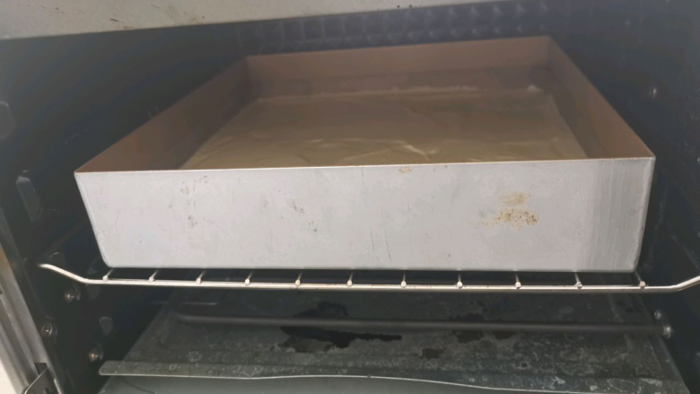 血橙蛋糕卷,轻轻震两下,放入预热好160℃的烤箱中烘烤15分钟左右。