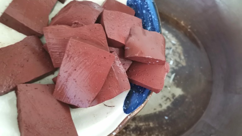 猪血炖豆腐,倒入猪血焯水一分钟,捞出沥水