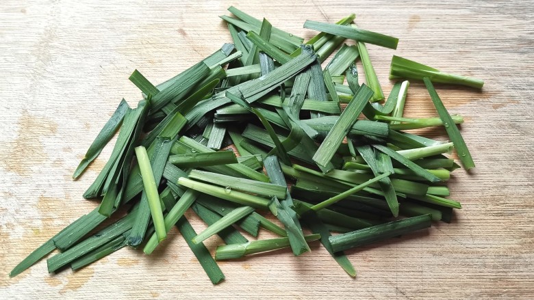 猪血炖豆腐,<a style='color:red;display:inline-block;' href='/shicai/ 116'>韭菜</a>洗净切去根部,切小段