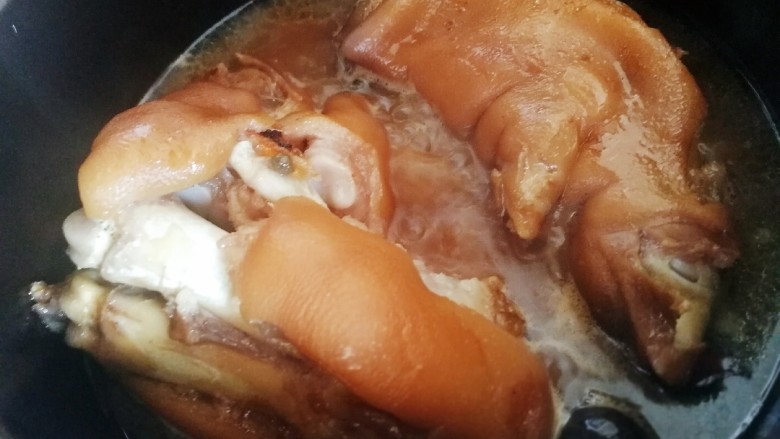 五香卤猪蹄,小火慢炖,猪蹄酥烂,非常入味。