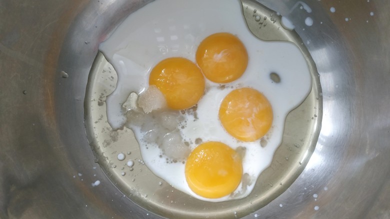 蛋糕卷,蛋黄里加入40克奶,10克糖,1克盐