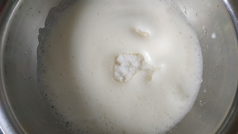 蛋糕卷,用打蛋器打出细腻的小泡泡,放入20克糖