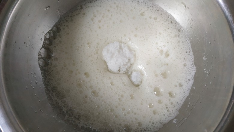 蛋糕卷,用打蛋器把蛋白打至大泡泡,放入20克糖