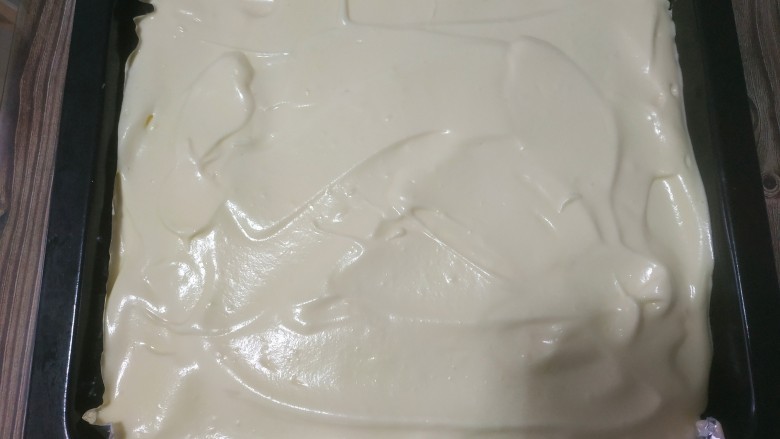 蛋糕卷,烤盘铺油纸或者锡纸,把蛋糕糊倒入烤盘,抹匀