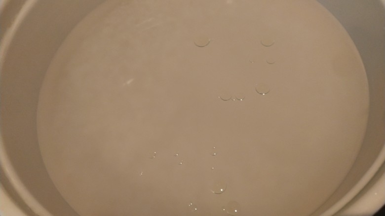 家常腊肠西葫芦香菇三拼煲仔饭,先将大米+水+少许食用油中小火焖(米和水的比例为1:1.2),焖10分钟左右