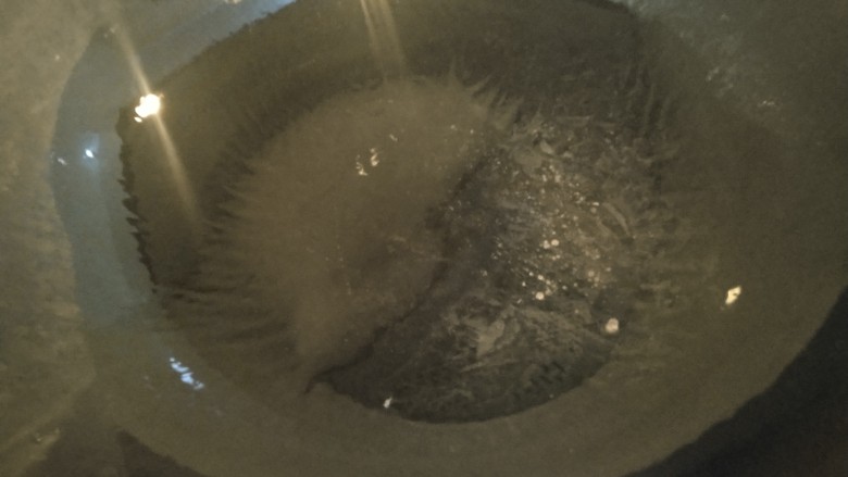 番茄鸡蛋金针菇汤,锅内倒入食用油，烧热后倒入鸡蛋液