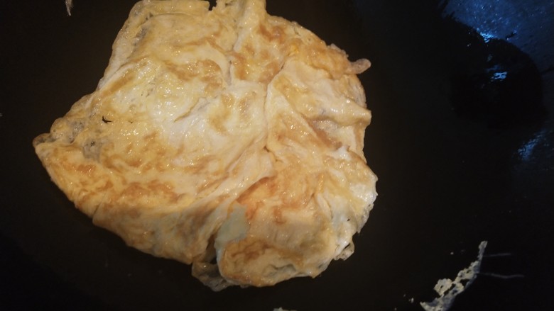 番茄鸡蛋金针菇汤,煎过的鸡蛋内部会有空隙可以吸收汤汁，吃起来味道特别棒~