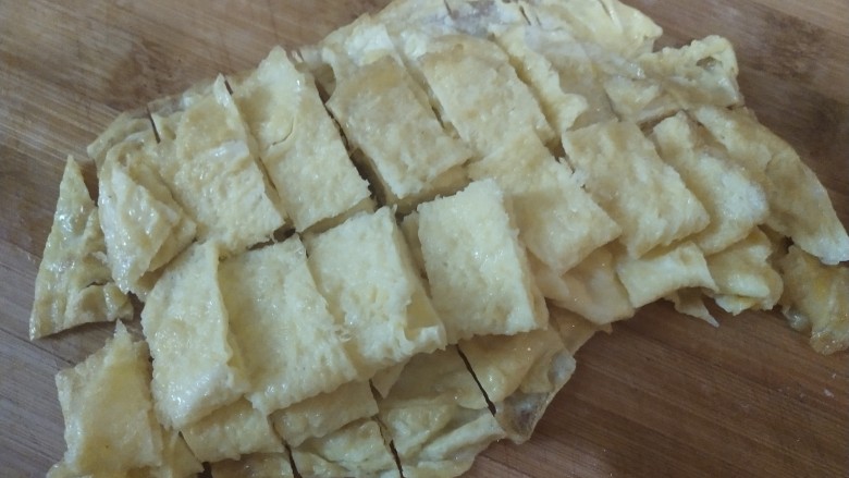 番茄鸡蛋金针菇汤,煎好的鸡蛋饼，切小块