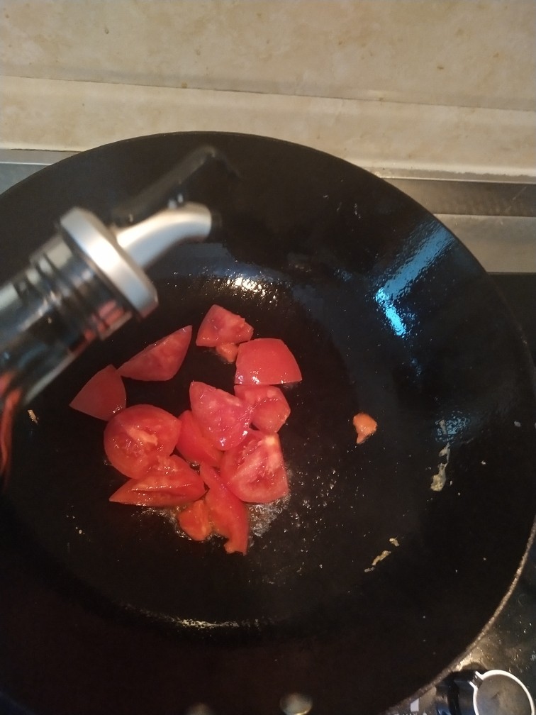 番茄鸡蛋金针菇汤,加入1勺<a style='color:red;display:inline-block;' href='/shicai/ 788'>生抽</a>