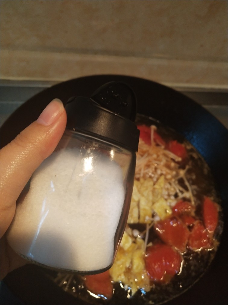 番茄鸡蛋金针菇汤,最后用适量食用盐调味