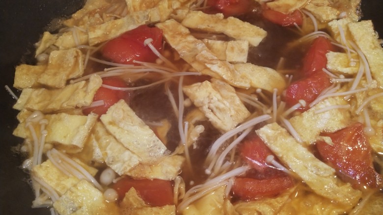 番茄鸡蛋金针菇汤,出锅啦~