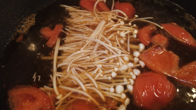 番茄鸡蛋金针菇汤,放入金针菇煮3－5分钟