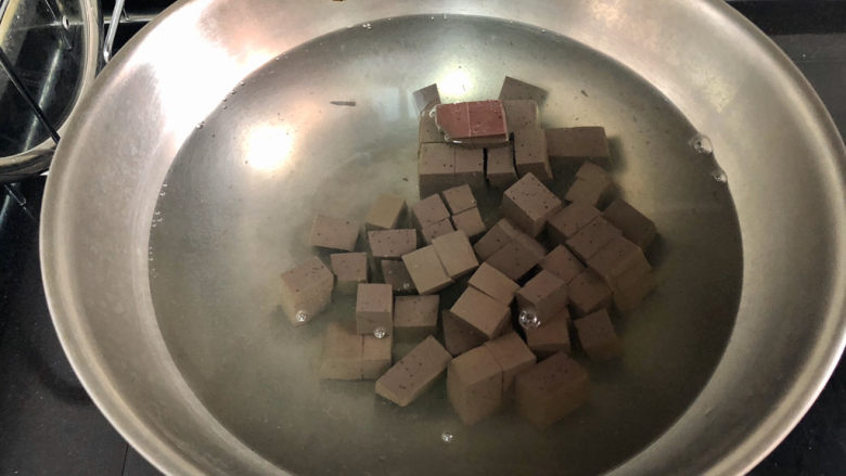 猪血炖豆腐➕红白花开山雨中,坐锅烧水,水开下猪血