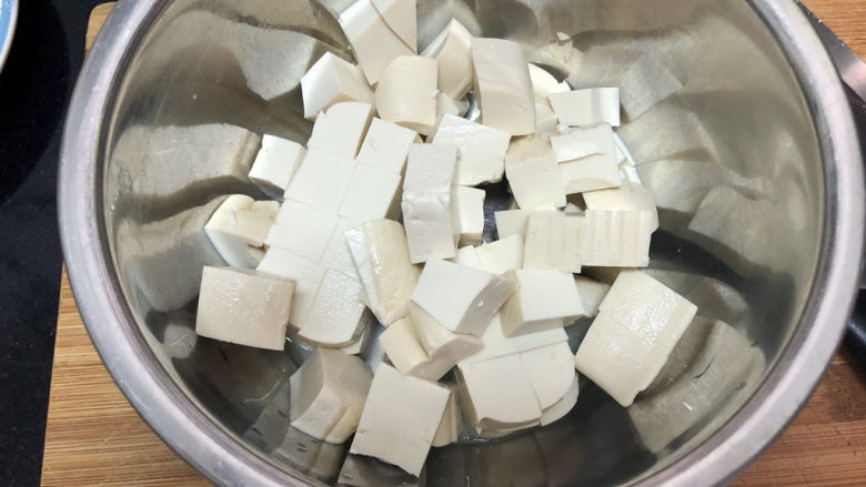 猪血炖豆腐➕红白花开山雨中,嫩豆腐清洗切小块