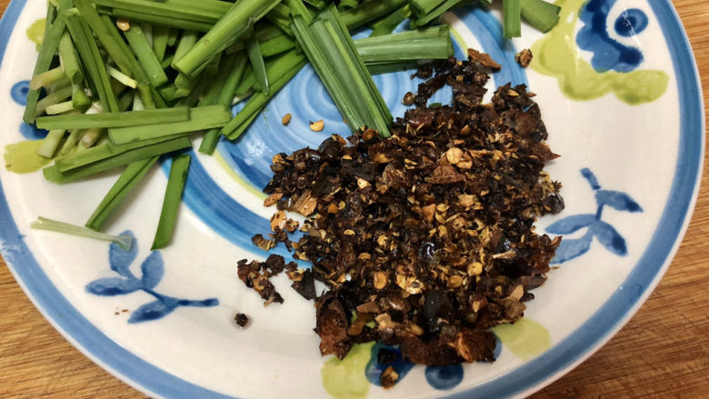 猪血炖豆腐➕红白花开山雨中,用刀斩碎。刀口辣椒麻辣醇厚,是点睛之笔