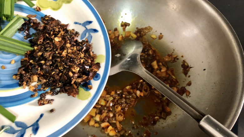 猪血炖豆腐➕红白花开山雨中,加入刀口辣椒炒半分钟