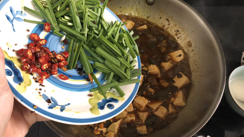 猪血炖豆腐➕红白花开山雨中,加入韭菜小米辣,滑炒断生关火出锅