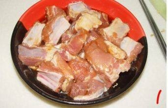 糯米排骨饭,<a style='color:red;display:inline-block;' href='/shicai/ 434'>排骨</a>切小段,洗净控干水分,加入盐生抽,白糖,胡椒粉,味精腌制两小时以上