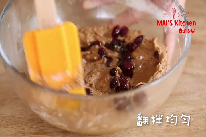 减肥 | 低脂肉桂全麦松饼,加入玉米油和蔓越莓干,翻拌均匀成面糊。