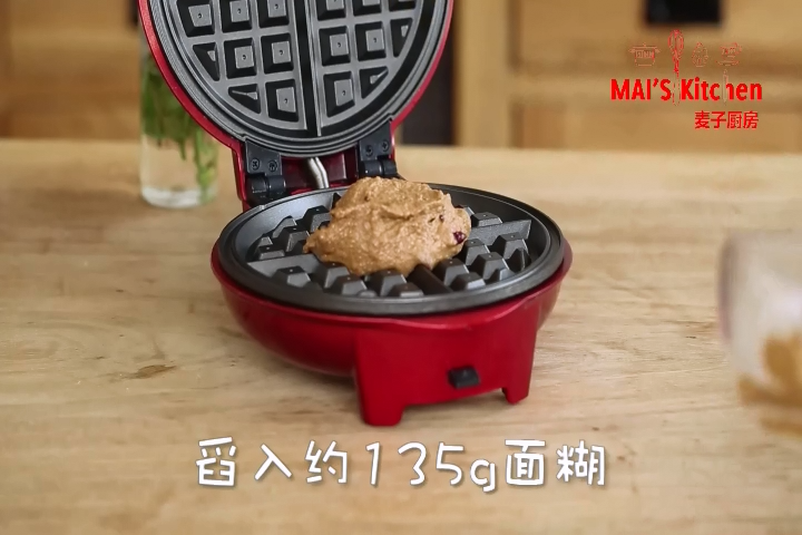 减肥 | 低脂肉桂全麦松饼,小红锅预热完成后,舀入约135g面糊