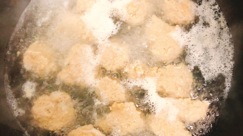 汉菜牛肉丸子汤,把肉圆子用手的虎口挤入锅中,不太圆也没关系,此时不要动肉丸子