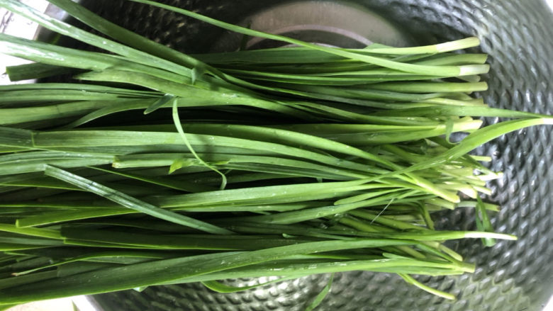 韭菜炒豆芽,控干水分。