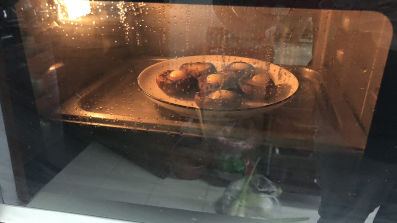 香菇鹌鹑蛋,把盘子放入蒸箱,蒸15分钟左右