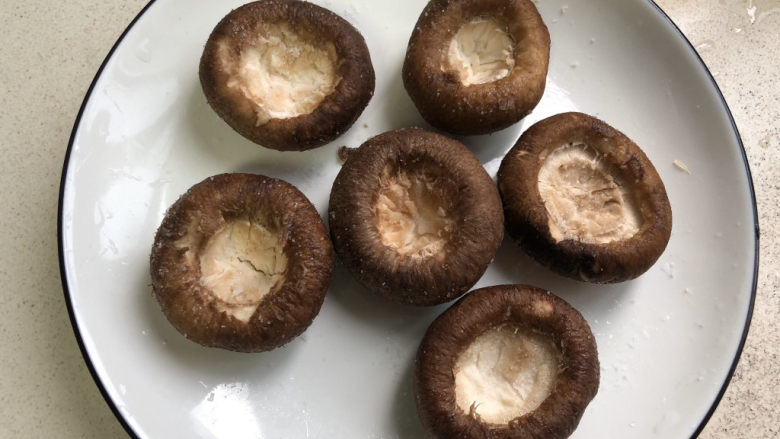 香菇鹌鹑蛋,挤掉点水分,摆在盘里。