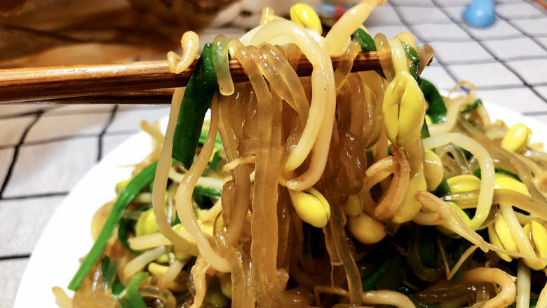 豆芽炒粉条,这道黄豆芽炒粉条，黄豆芽脆嫩，粉条Q弹，咸鲜味美，做法简单，喜欢的小伙伴们快来试试看吧😄