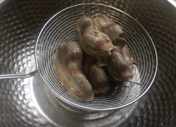 泡椒鸡胗,准备一盆冷开水,鸡胗从热锅里捞出放进冷开水里,冷却一会洗净捞出控干水份。