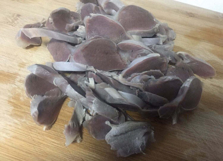 泡椒鸡胗,切成薄片,这样可以快速入味。