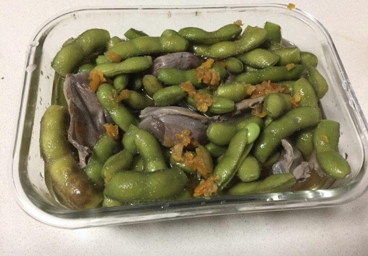香辣毛豆,倒入糟卤,糟卤没过毛豆为准。我还放了几个鸭胗,也是煮熟的。(喜欢辣的多放两个泡椒)