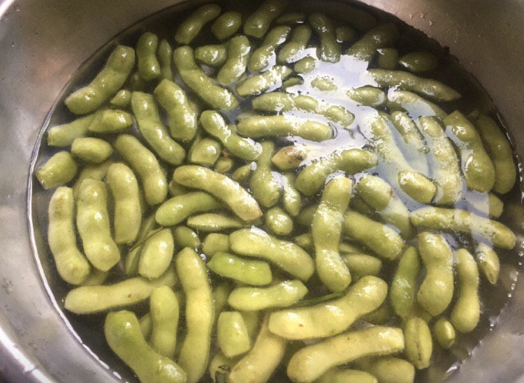 香辣毛豆,浸泡一会,清洗干净