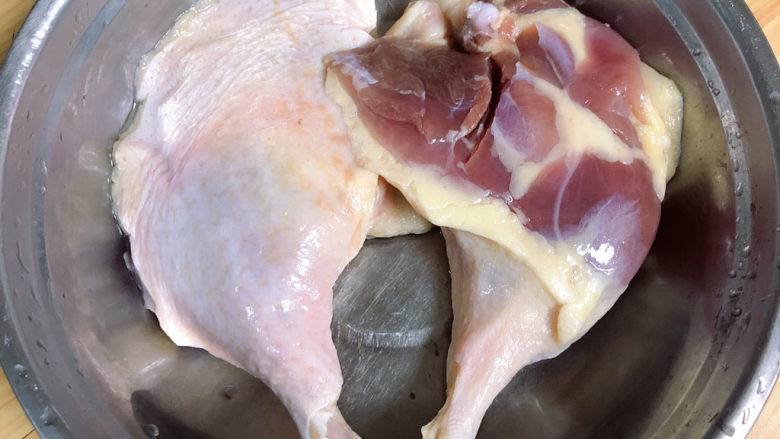 红烧鸭肉,鸭肉蛋白质含量比畜肉含量高得多,而且润燥养胃,止咳化痰。