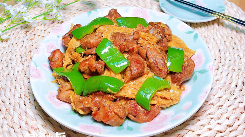 红烧鸭肉,鲜嫩可口的红烧鸭肉就上桌了!
