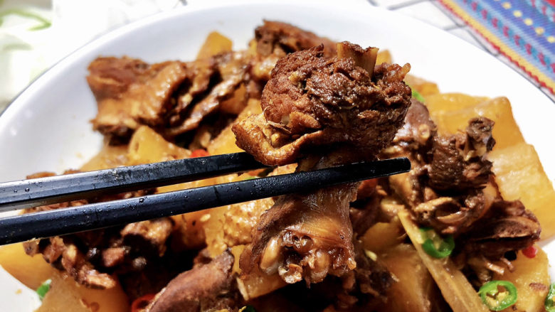 萝卜炖鸭肉➕ 红袖时笼金鸭暖,这道萝卜炖鸭肉,做法简单,鸭肉炖的软烂入味,白萝卜吸满了汤汁,简直太好吃了。喜欢的小伙伴们一起来试试吧😄