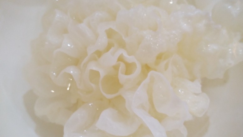 紫薯银耳羹,准备好材料,我的<a style='color:red;display:inline-block;' href='/shicai/ 232'>银耳</a>是1/4,清洗一下
可切小