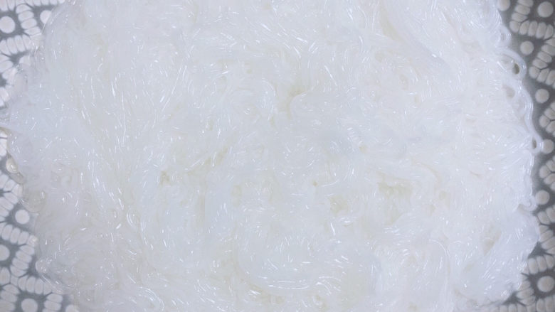 清蒸龙利鱼,大致煮3-5分钟,捞出粉丝,放入50ml凉白开,避免粉丝膨胀粘连。