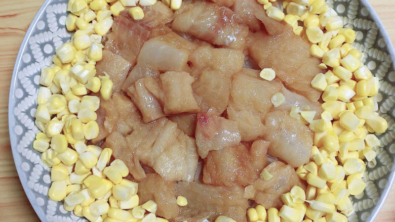 清蒸龙利鱼,将玉米粒摆放在鳕鱼四周。