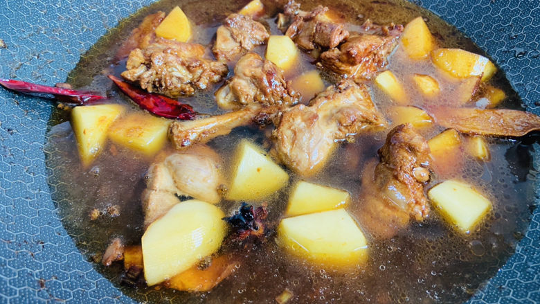 红烧鸭肉,加入热水,莫过食材即可