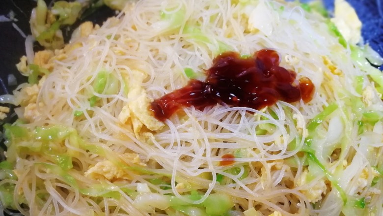 炒米粉,一勺<a style='color:red;display:inline-block;' href='/shicai/ 721'>蚝油</a>,文火炒匀。