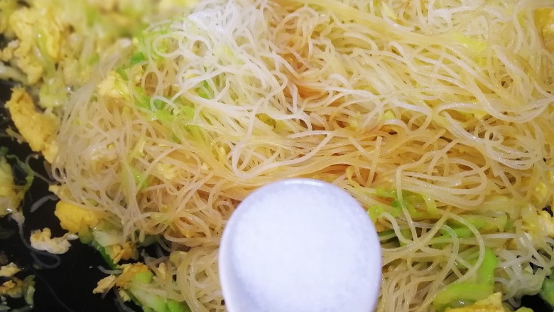 炒米粉,放入一小勺盐,加一勺清水,用筷子抖散不断翻匀至米粉变软。